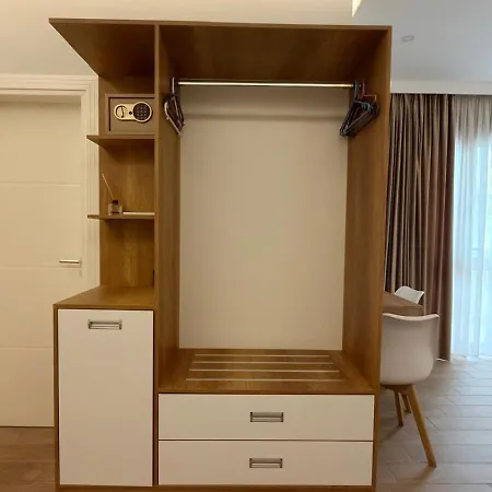 Modern By-delmar